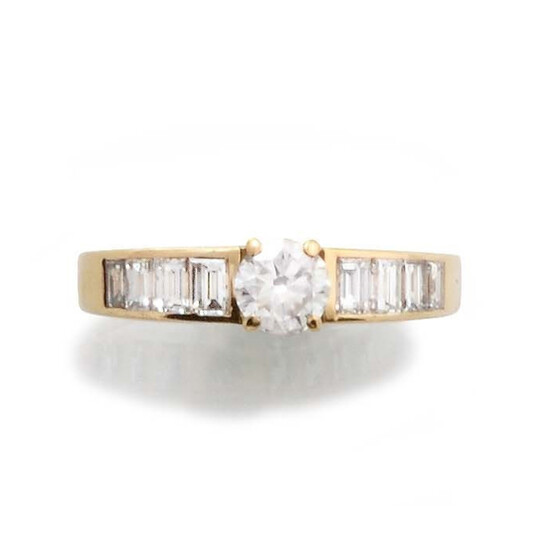 RING in 18K yellow gold set with one brilliant cut diamond of approximately 0.40 carat and eight baguette-cut diamonds. Gross weight: 3 gr. TDD: 52. A diamond yellow gold ring.