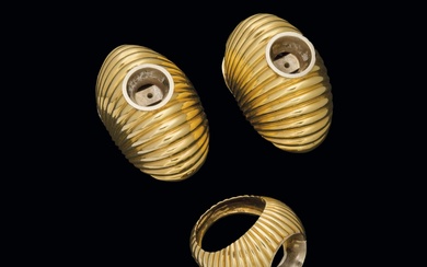 Ring and earrings in gold