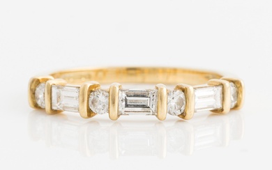 Ring in 18K gold with round brilliant and baguette-cut diamonds
