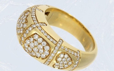 Ring: valuable goldsmith's ring with rich diamond setting,...