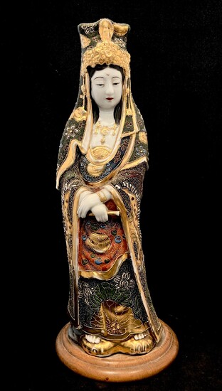 SATSUMA - Statuette en porcelaine polychrome représentant la déesse Kanon. Japon vers 1900. Haut. 45...