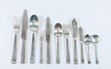 Servizio di posate in argento composto da dodici forchette, dodici cucchiai, dodici coltelli, dodici forchette e coltelli da pesce, dodici…