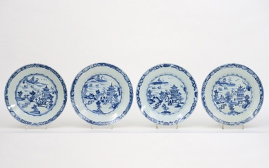 Set van vier achttiende eeuwse Chinese borden in porselein met een blauwwit...