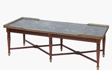 TABLE BASSE DE STYLE LOUIS XVI Acajou Table basse de style Louis XVI en acajou...