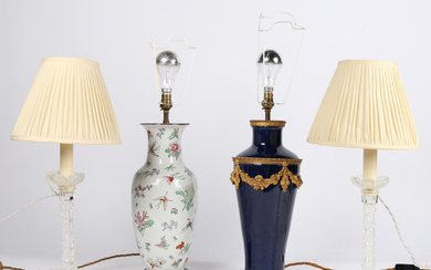 TWO PORCELAIN TABLE LAMPS AND A PAIR OF GLASS TABLE LAMPS (4).