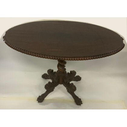 Tavolo da salotto di forma ovale con gamba centrale a torciglione terminate a gambe mosse con zampe ferine, secolo XIX...