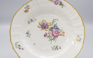 Teller mit Blumenmalerei / A plate with flower bouquets, Royal...