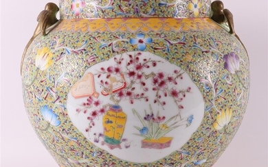 Un vase millefleures en porcelaine avec des oiseaux pour oreilles, d'après un exemple antique de...