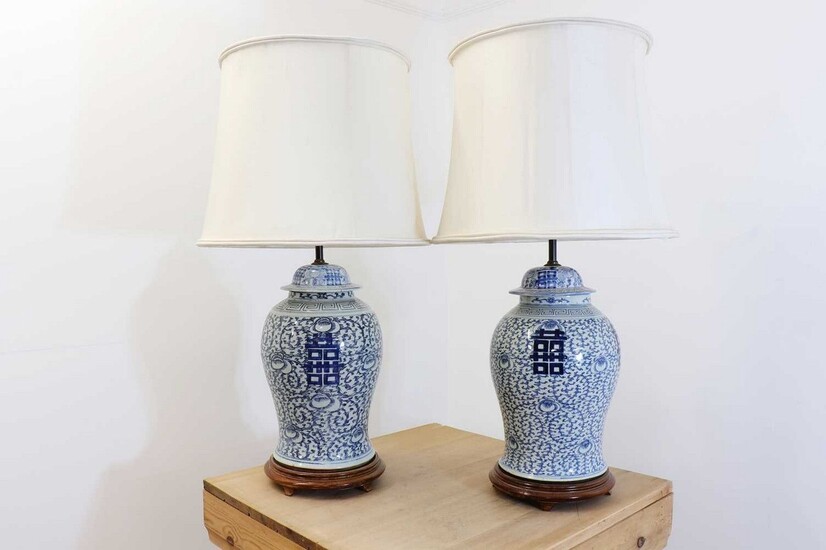 Une paire de grandes lampes de table en porcelaine de Chine, Une paire de grandes...