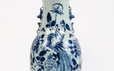 Vase en porcelaine émaillée bleu blanc à décor d'un phoenix dans des arbustes fleuris et...