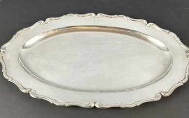 Vassoio ovale in argento liscio con bordo a rilievo centinato...