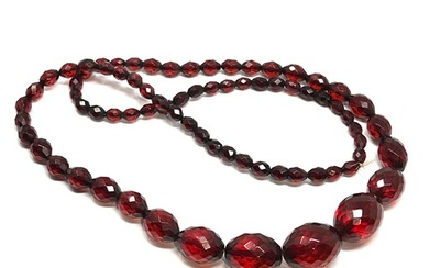 Vintage Faceted Cherry red Bakelite beads necklace 52 g meas...