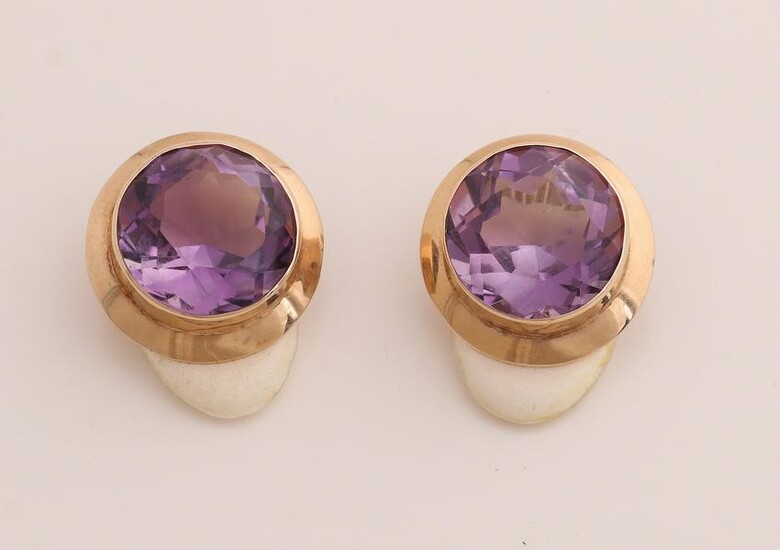 Yellow gold ear clips, 585/000, with amethyst. Round