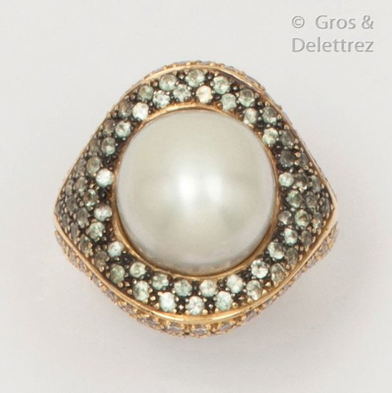 Yellow gold ring set with a mabe pearl...