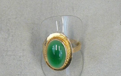 A gold ring (eagle) with a green oval cabochon -...