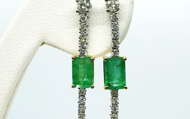 18 kt. White gold, Yellow gold - Earrings - 3.90 ct Emerald - Diamonds