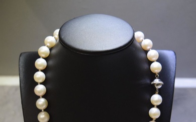 18K PEARL NECKLACE WITH DIAMOND DETAILING
