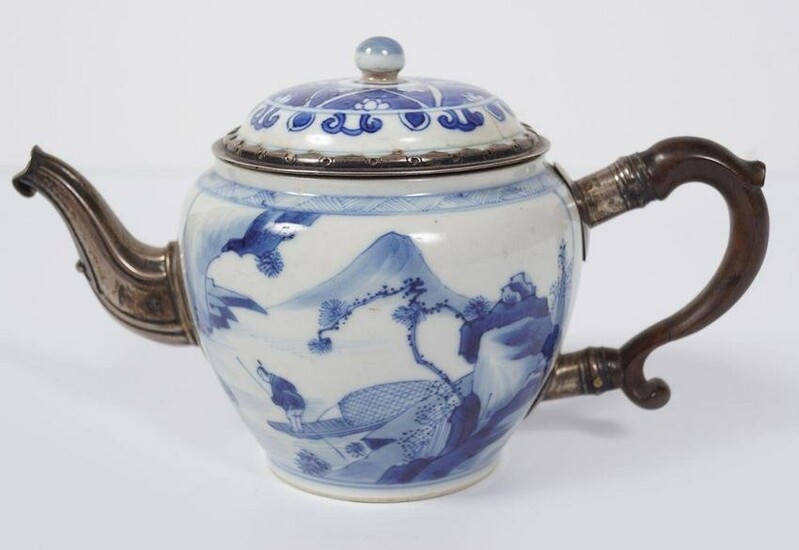 18TH-CENTURY CHINESE BLUE AND WHITE TEA POT