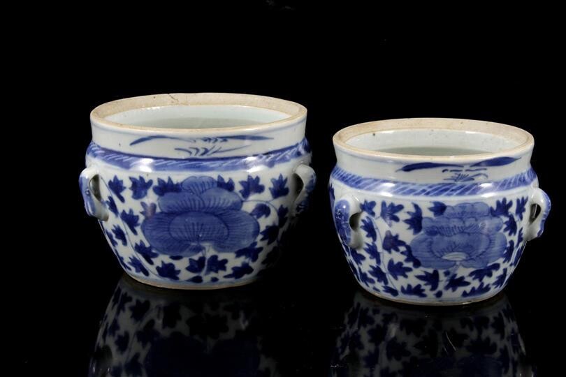 2 porcelain pots