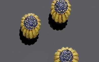 SAPPHIRE AND GOLD EARCLIPS WITH RING, ca. 1970.