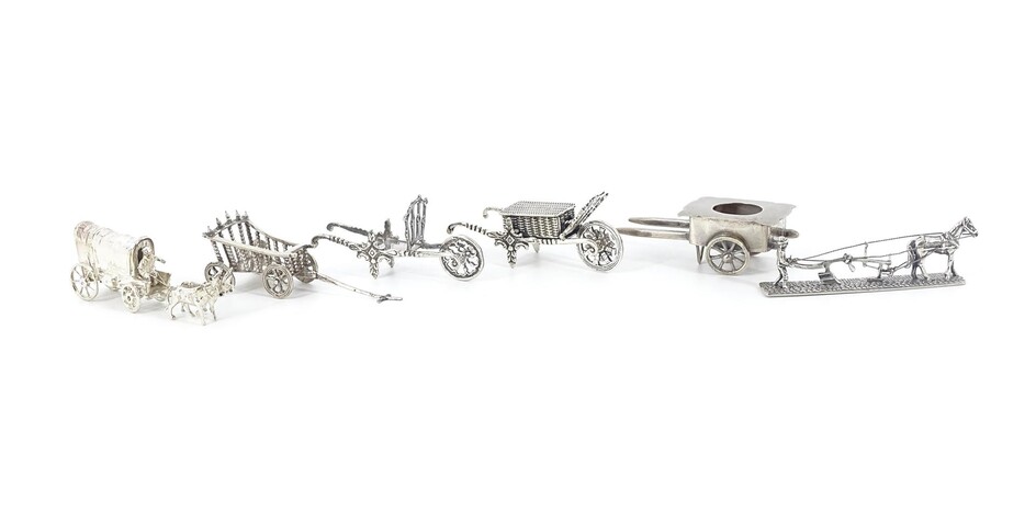 (-), 6 zilveren miniaturen waarondeer huifkar, kruiwagen, bolderwagen...