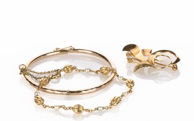 690777 Vintage gold bracelet and brooch (2)