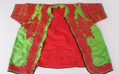 A 20TH CENTURY CHINESE EMBROIDERED SILK OR TEXTILE