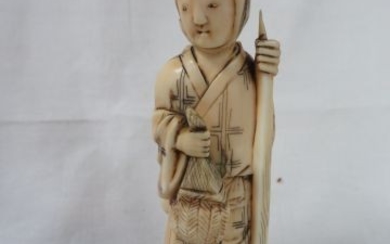 CHINE Sculpture en ivoire, figurant une femme au b…