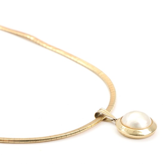 A 14k gold necklace with a pearl pendant set with a cultured mabé pearl, mounted in 14k gold. L. 45 cm. Weight app. 24.5 g.