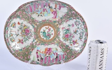 A 19TH CENTURY CHINESE CANTON FAMILLE ROSE PORCELAIN DISH Qing, painted with figures and foliage. 27