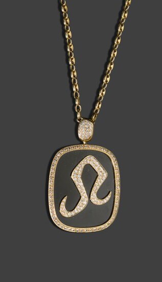 A 750-thousandths yellow gold coffee bean chain and a large 750-thousandths yellow gold pendant set with an onyx plaque with the stylised Omega letter paved with brilliants, surrounded by a line of brilliants and the belly also paved with brilliants...