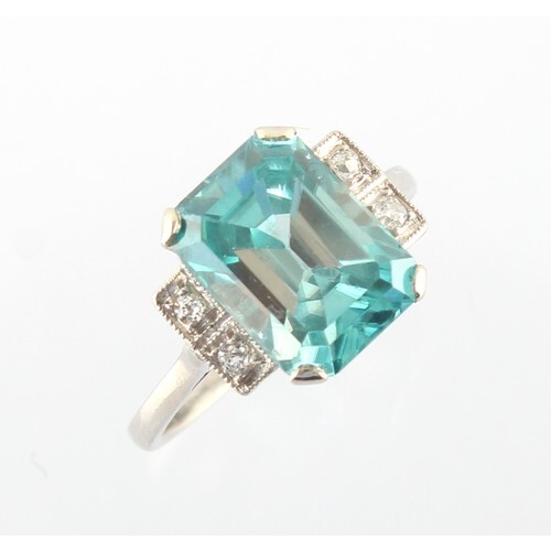 A 9ct yellow gold large aquamarine ring, the octagonal cut a...