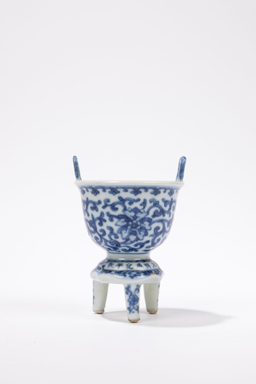 A BLUE AND WHITE PORCELAIN TRIPOD CENSER, China, 19th / 20th century