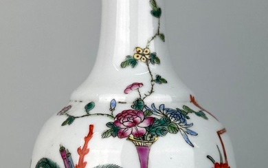 A CHINESE PORCELAIN VASE REPUBLIC PERIOD OR LATER, Mark...