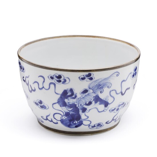A Chinese late Qing c. 1900 blue and white porcelain cachepot with metal trimming. H. 11.5 cm Diam. 18.5 cm. – Bruun Rasmussen Auctioneers of Fine Art