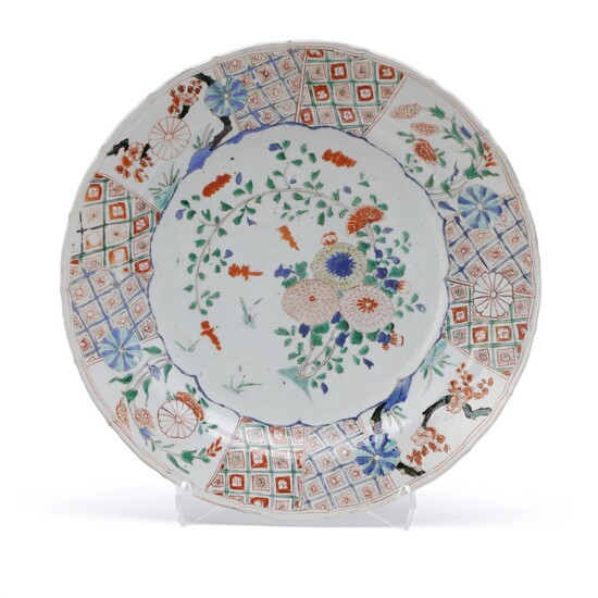 NOT SOLD. A Chinese porcelain dish decorated in colours with chrysanthemums and a bent branch, Kangxi 1700-1725. Diam 40 cm. – Bruun Rasmussen Auctioneers of Fine Art