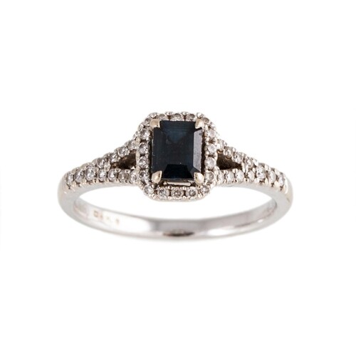 A DIAMOND AND SAPPHIRE CLUSTER RING, diamond shoulders, moun...
