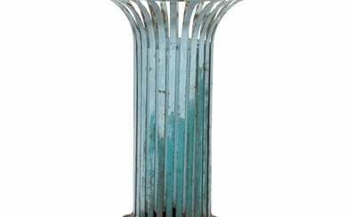 A French garden stand of painted wrought iron. 20th century H. 83...