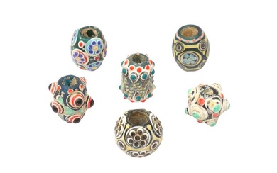 A GROUP OF CHINESE GLASS BEADS 各式玻璃驃珠一組六顆