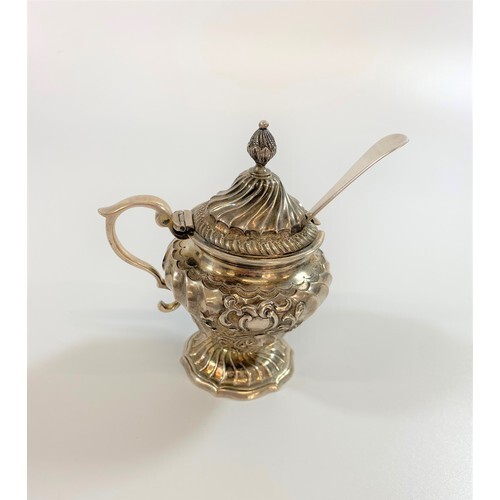 A Late Victorian Sterling Silver Mustard Pot. Holland, Aldwi...