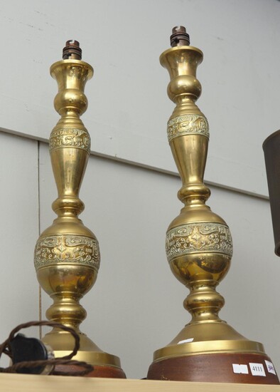 A PAIR OF 1900S CHINESE BRASS AND WOODEN BASED LAMPS H.60CM