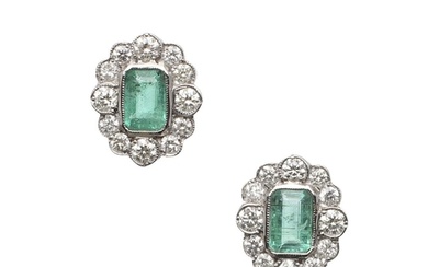 A PAIR OF EMERALD AND DIAMOND STUD EARRINGS. each earring se...