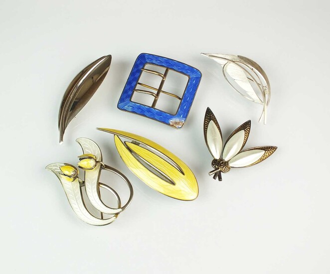 A collection of five brooches and a buckle