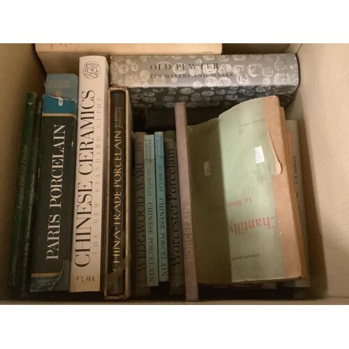 ° A collection of mainly Art and Antique reference books wi...