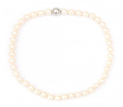 A cultured pearl necklace to a 14 karat white gold diamond clasp. Gross weight: 64 g.
