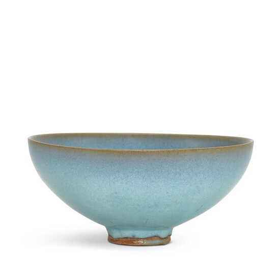 A large Junyao blue-glazed bowl, Song dynasty 宋 鈞窰天藍釉大盌