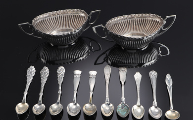 A pair of English salt shakers and salt spoons in sterling silver and silver (12)