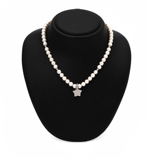 NOT SOLD. A pearl necklace set with numerous cultured pearls with a clasp and pendant set with numerous diamonds, mounted in 18k white gold. – Bruun Rasmussen Auctioneers of Fine Art