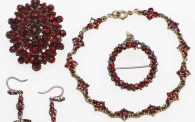 A set of four garnet jewellery from the first half of the 20th century.