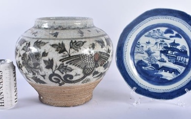 AN 18TH CENTURY CHINESE EXPORT BLUE AND WHITE PORCELAIN PLATE Qianlong, together with a blue and whi